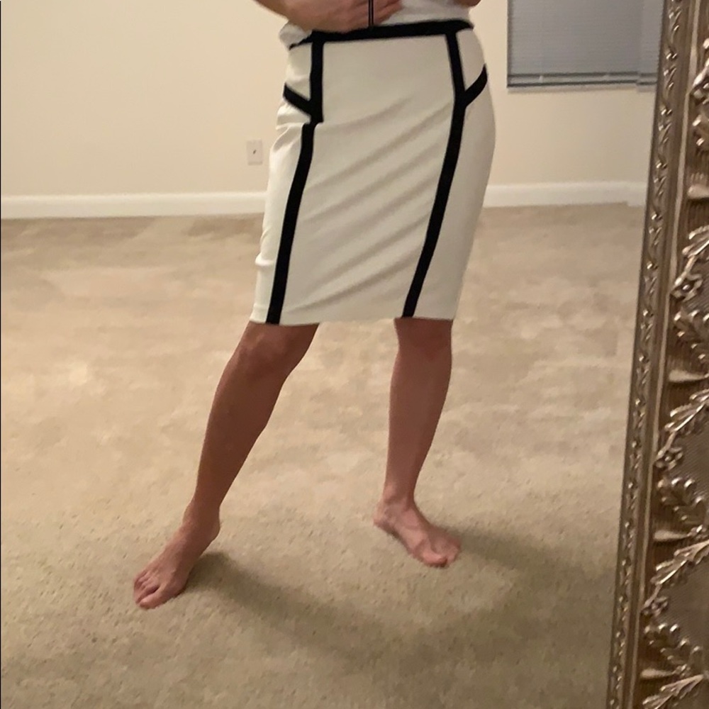 NWOT CARMEN MARK VALVO Pencil skirt size 6